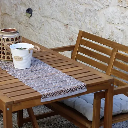 Joseph's Yard Apartman