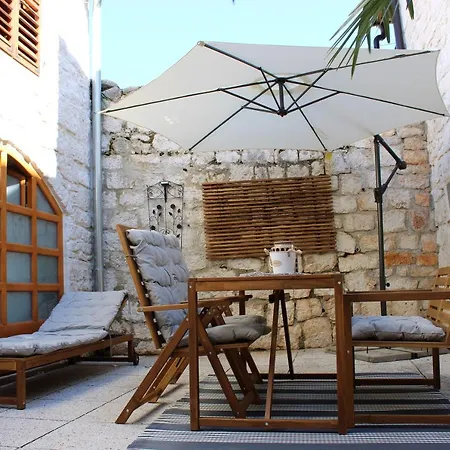 Joseph's Yard Apartment *