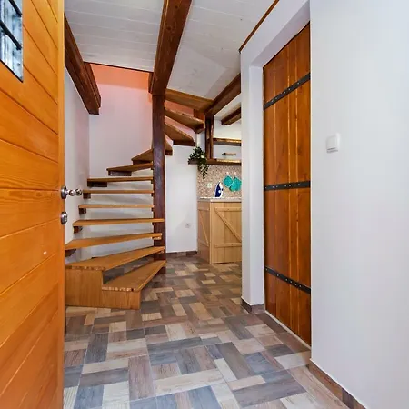 Joseph's Yard Ровинь