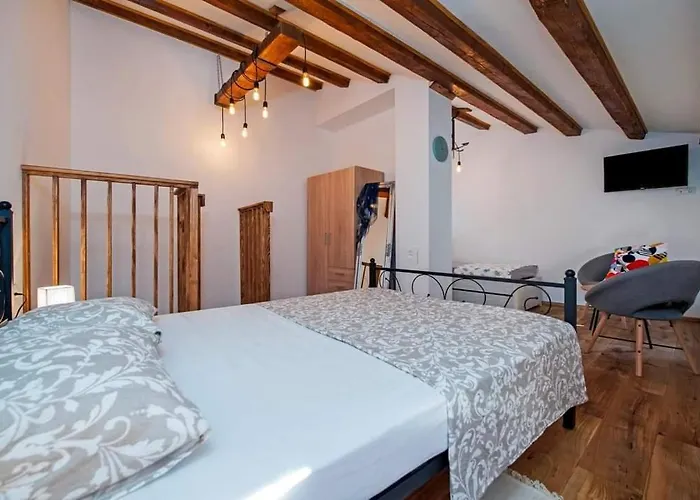 Joseph's Yard 로비니