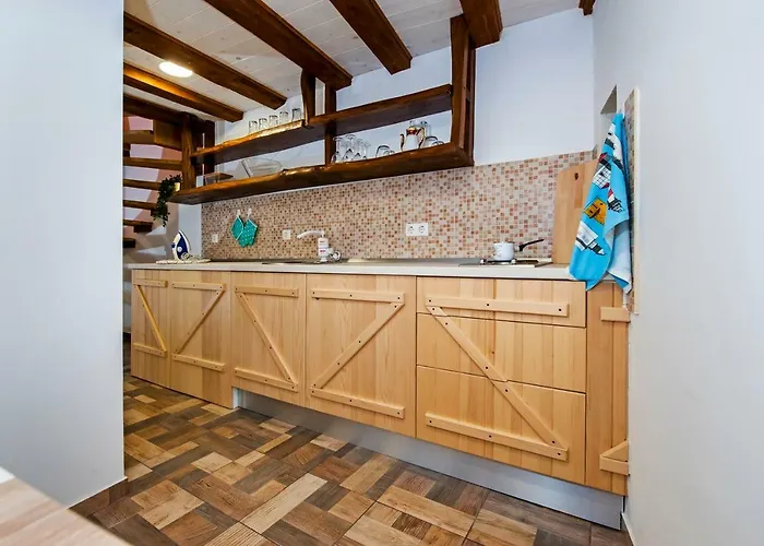 Joseph's Yard * Ρόβινι